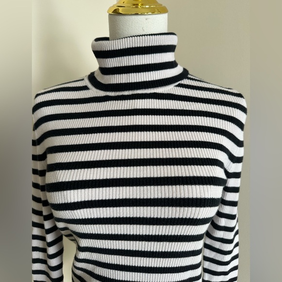 Gap Black/White Turtleneck- Medium - Picture 2 of 7